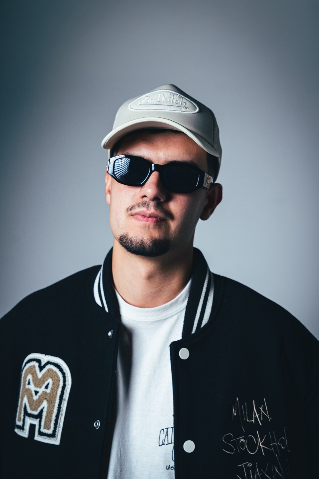DJ HKM portrait avec casquette